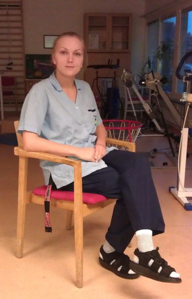 Madeleine Olsson i web-sandaler på jobbet. Madeleine Olsson i web-sandaler på jobbet.