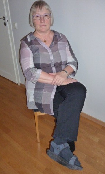 Ann-Margreth Larsson, H&ouml;gan&auml;s, i web-sandaler.