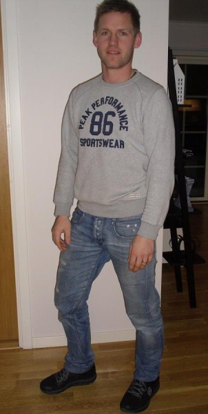 David jobbar i Skechers Shape Ups, walkingskor med rullsula.