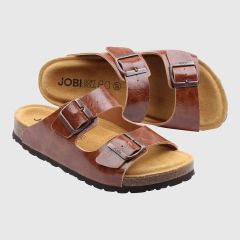Sandal med två remmar och svart sula i färg kastanj. Korkfotbädd.