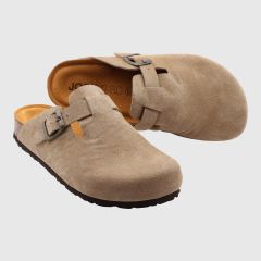 Beige sandaltoffel på fotbädd av kork. SoftSole 8.0 innersula.