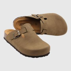 Brun sandaltoffel på fotbädd av kork. SoftSole 8.0 innersula.