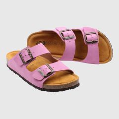 Sandal med två remmar och svart sula i färg lila. Korkfotbädd.
