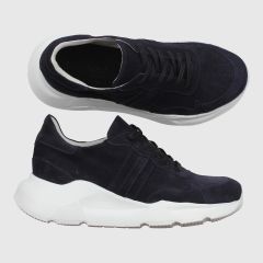 Gula skor / sneakers i mocka med bekväm dämpning i sulan.