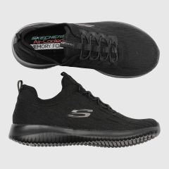 Svart ultralätt sneakers från Skechers. Bekväm drag-på-modell.