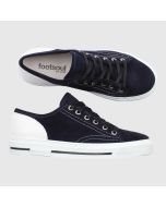 Marinblå sneakers i mocka med vita skinndetaljer och vit klassisk sneakerssula a la Converse.