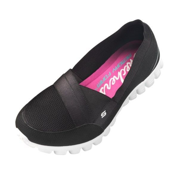 Skechers Quipster får dig att flyga fram, den är ultralätt och känns inte på foten!