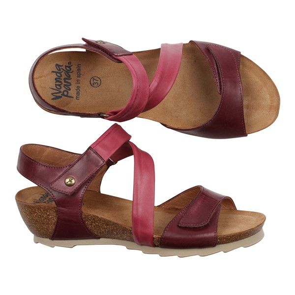 Spanska sandaletter med liten kilklack. Vinrött skinn och korksula, feminin design.